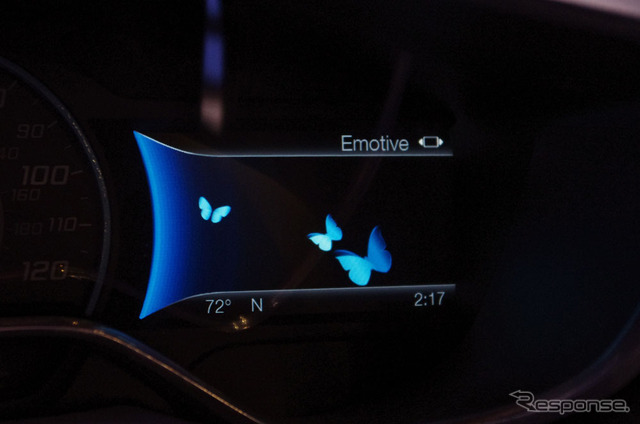 “Emotive”モードでは電池残量を蝶のアニメーションで表示できる