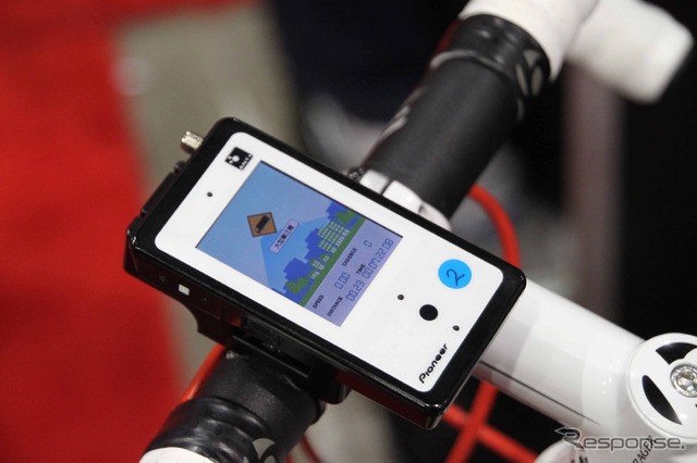 自転車に装着して参考出品されたe-Wellnes対応携帯端末。3G通信機能は備えるが、通話はできず、フィットネス用データの通信のみが利用できる
