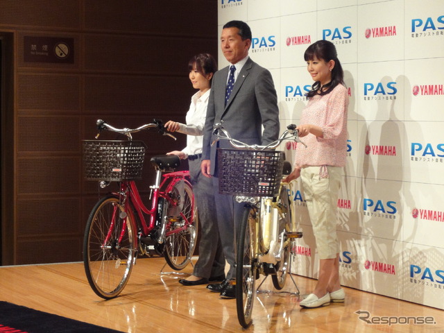 PAS新型と小林正典執行役員兼SPV事業部長（中央）