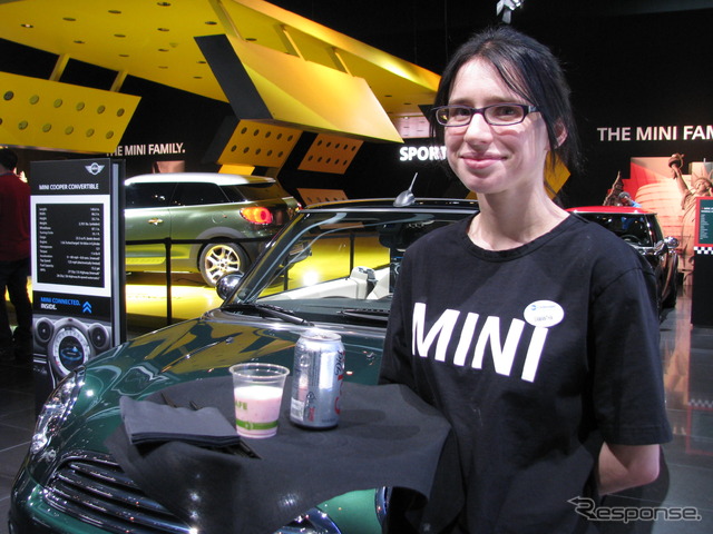 MINIのロゴ入りTシャツを着たスタッフが飲み物を配る