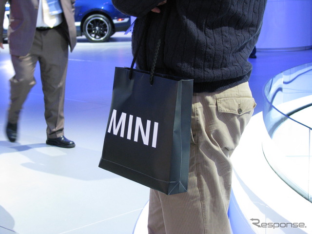 MINIの紙袋自体が会場でブランド化
