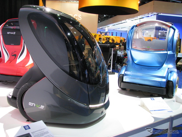 ミシュランブースでGMの次世代モビリティコンセプトen-Vを展示した