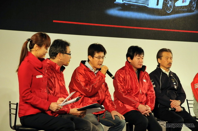 プレスブリーフィングで出展車を紹介する各ブランド担当者