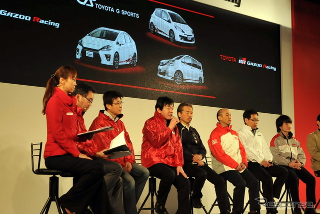 プレスブリーフィングで出展車を紹介する各ブランド担当者