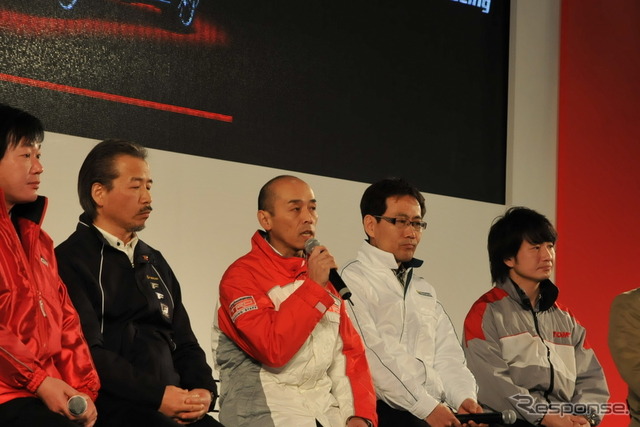 プレスブリーフィングで出展車を紹介する各ブランド担当者