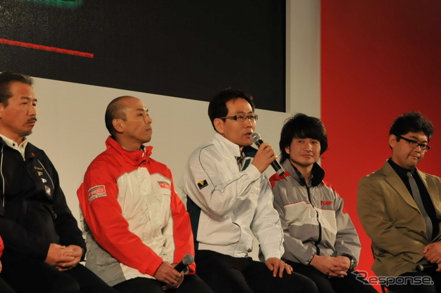 プレスブリーフィングで出展車を紹介する各ブランド担当者