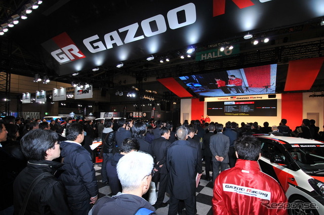 プレスブリーフィングで出展車を紹介する各ブランド担当者