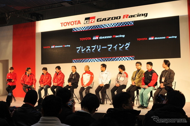 プレスブリーフィングで出展車を紹介する各ブランド担当者