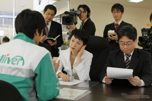 CMの撮影風景。話題になった事業仕分けのひとコマをアレンジして、同社の強みである買取価格を訴求する内容となっている。
