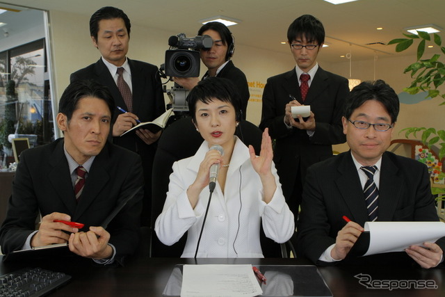 CMの撮影風景。話題になった事業仕分けのひとコマをアレンジして、同社の強みである買取価格を訴求する内容となっている。