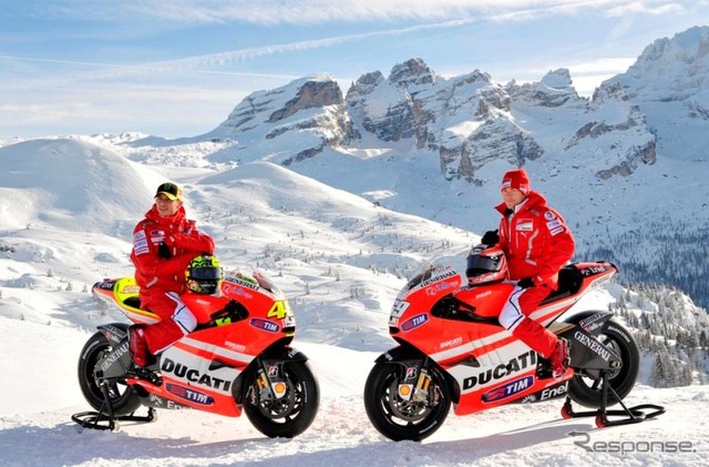MotoGPを走るバレンティーノ・ロッシとニッキー・ヘイデン