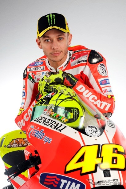MotoGPを走るバレンティーノ・ロッシとニッキー・ヘイデン