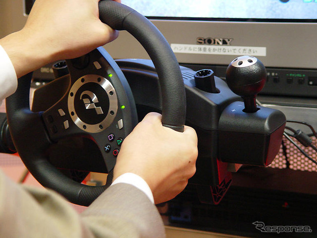 【東京ゲームショウ2003】専用コントローラー『GT FORCE Pro』の実力に驚く