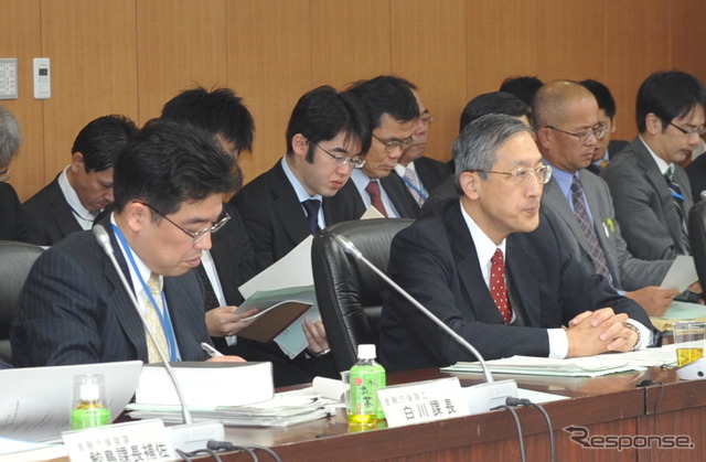 白川俊介金融庁保険会長(左)と山下友信自賠審会長(右) 撮影=中島みなみ