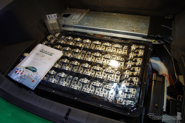 荷室に搭載された大容量バッテリーとモーター