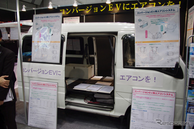 展示車はスバルのサンバー