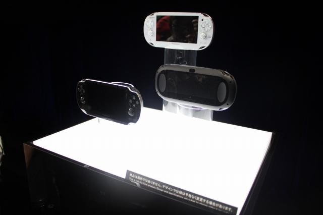 「NGP」を間近でチェック! カラーは2種類~ゲームカードも 「NGP」を間近でチェック! カラーは2種類~ゲームカードも
