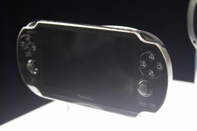 「NGP」を間近でチェック! カラーは2種類~ゲームカードも 「NGP」を間近でチェック! カラーは2種類~ゲームカードも