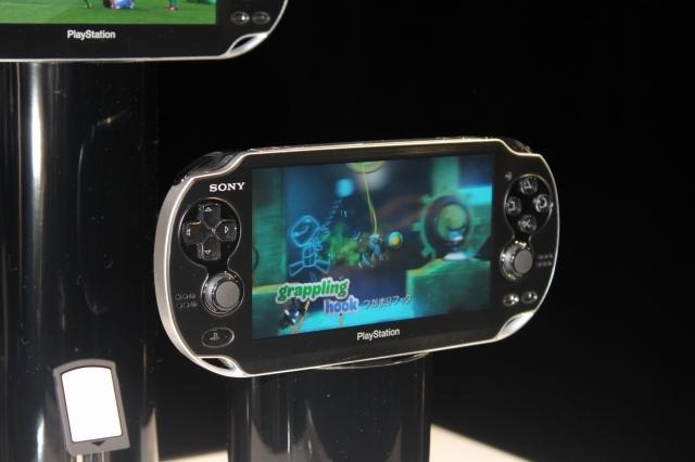 「NGP」を間近でチェック! カラーは2種類~ゲームカードも 「NGP」を間近でチェック! カラーは2種類~ゲームカードも