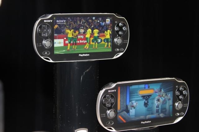 「NGP」を間近でチェック! カラーは2種類~ゲームカードも 「NGP」を間近でチェック! カラーは2種類~ゲームカードも