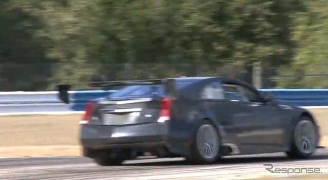 CTS-Vクーペ レース仕様車のサーキット初テスト 動画キャプチャ