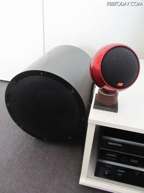 おシャレなスピーカーも目玉。アンソニー・ギャロ製5.1chサラウンドシステム。小型球体スピーカー「MICRO SATELLITE」(写真右)と、アクティブウーファ「tr-2」(写真右)。いずれも迫力のある低重音に対応 おシャレなスピーカーも目玉。アンソニー・ギャロ製5.1chサラウンドシステム。小型球体スピーカー「MICRO SATELLITE」(写真右)と、アクティブウーファ「tr-2」(写真右)。いずれも迫力のある低重音に対応