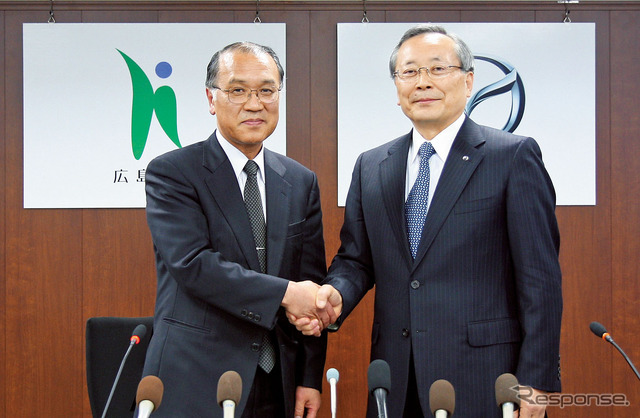 浅原利正広島大学学長(左)、山内孝マツダCEO
