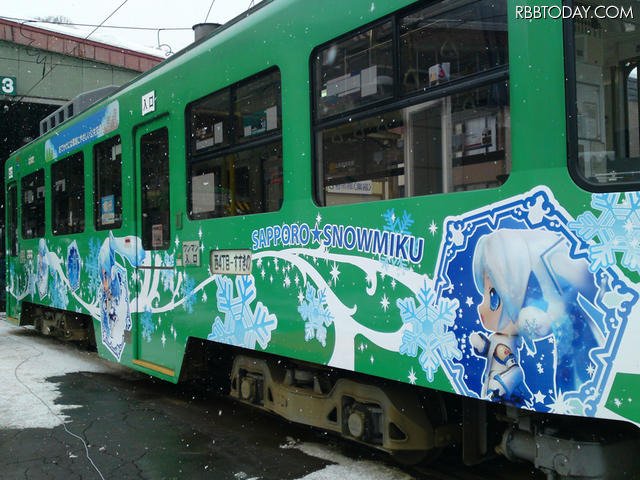 「雪ミク」仕様になった路面電車 「雪ミク」仕様になった路面電車