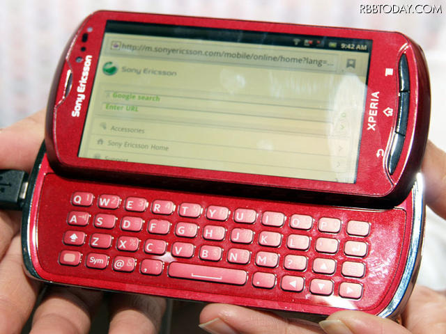 Xperia proは、Xperia neoにQWERTYキーボードを追加したような構成となっている Xperia proは、Xperia neoにQWERTYキーボードを追加したような構成となっている
