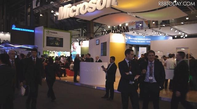 マイクロソフトのブース。ブース内では主にWindows Phone 7端末が展示されており、どの端末も多かれ少なかれ並ばなくてはならなかった マイクロソフトのブース。ブース内では主にWindows Phone 7端末が展示されており、どの端末も多かれ少なかれ並ばなくてはならなかった