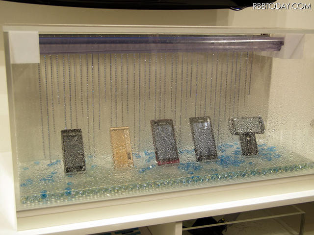 REGZA Phoneなど防水携帯電話の展示 REGZA Phoneなど防水携帯電話の展示