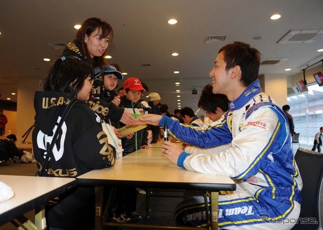 ドライバー握手&サイン会