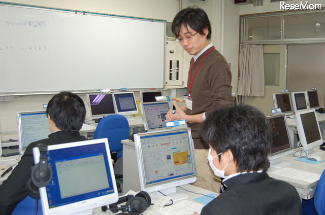 見出しをつけよう…ヤフートピックス奈須川デスクが特別授業 授業はLL教室のパソコンを使って行われた。ヤフーからは講師のほかに、講師用パソコンのオペレータ、生徒の入力操作を支援するアシスタントの計3人