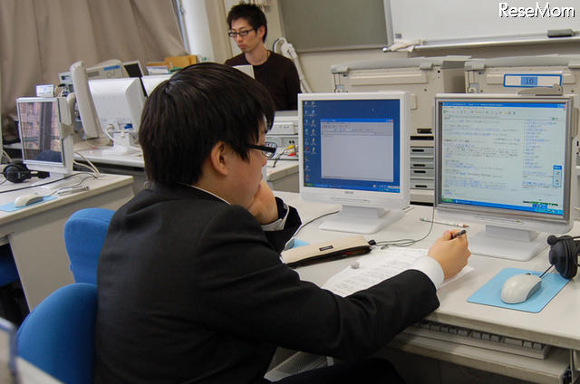 見出しをつけよう…ヤフートピックス奈須川デスクが特別授業 講師のパソコン画面は、各生徒のパソコン画面の横（この席では左側）に設置されたモニターから閲覧できるようになっている