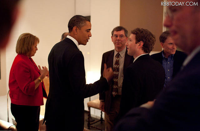 Facebookのマーク・ザッカーバーグ氏と会話するオバマ大統領 Facebookのマーク・ザッカーバーグ氏と会話するオバマ大統領