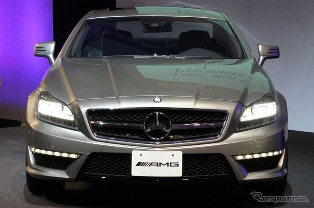 4ドアクーペのCLS、新開発の直噴エンジンを搭載、アイドリングストップ機能などの採用により環境性能を向上させた。