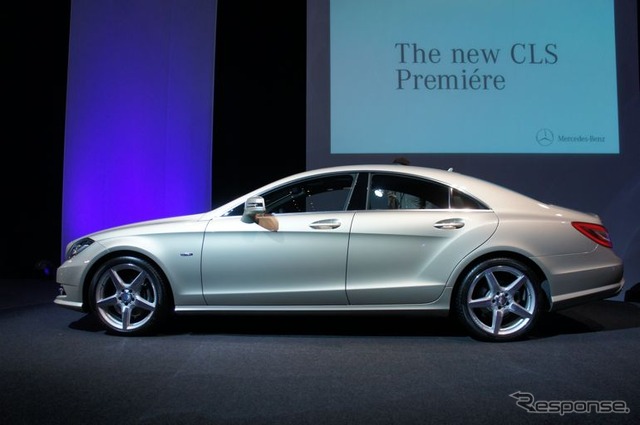 4ドアクーペのCLS、新開発の直噴エンジンを搭載、アイドリングストップ機能などの採用により環境性能を向上させた。