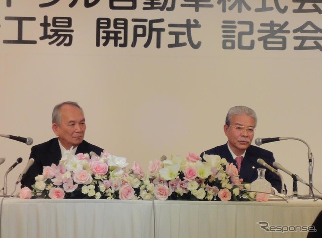 セントラル自動車の葛原徹社長（左）とトヨタ自動車の新美篤志副社長（右）