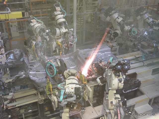 新品のロボットが稼働する車体ライン