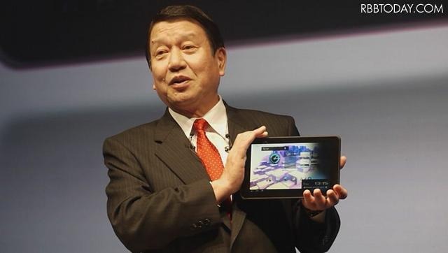 Optimus Padを手にする山田社長 Optimus Padを手にする山田社長