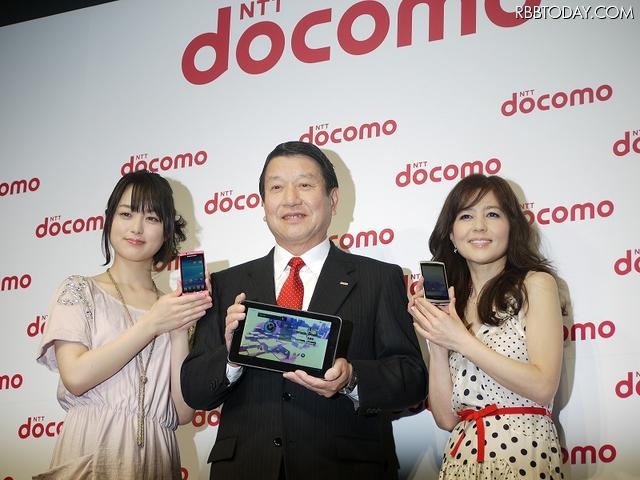 NTTドコモのCMに出演している朝倉あきさん(左)と、石野真子さん(右) NTTドコモのCMに出演している朝倉あきさん(左)と、石野真子さん(右)