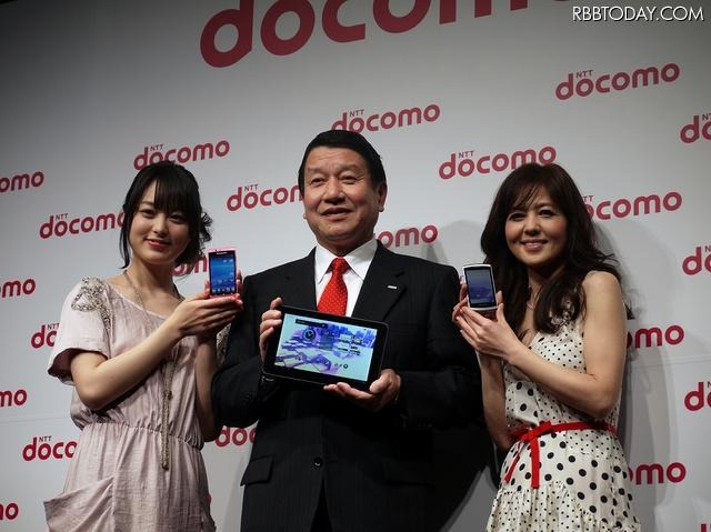 NTTドコモ 代表取締役社長 山田隆持氏と、スペシャルゲストの朝倉あきさん(左)と、石野真子さん(右) NTTドコモ 代表取締役社長 山田隆持氏と、スペシャルゲストの朝倉あきさん(左)と、石野真子さん(右)