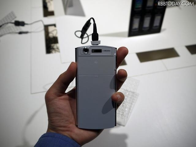 「MEDIAS N-04C」裏面 「MEDIAS N-04C」裏面