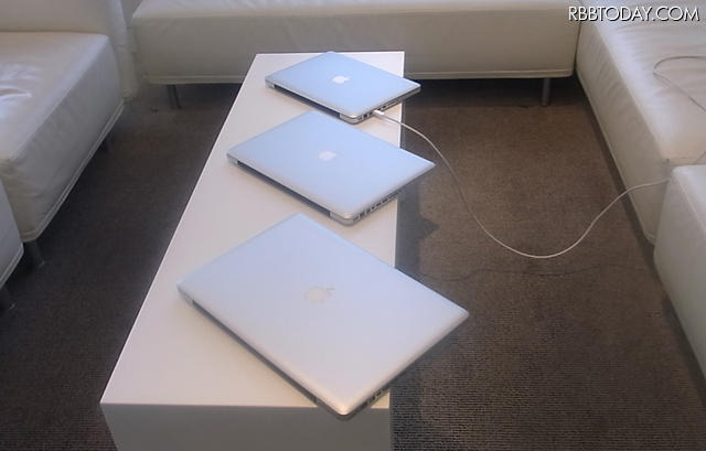 新型MacBook Pro（手前から17型、15型、13型） 新型MacBook Pro（手前から17型、15型、13型）