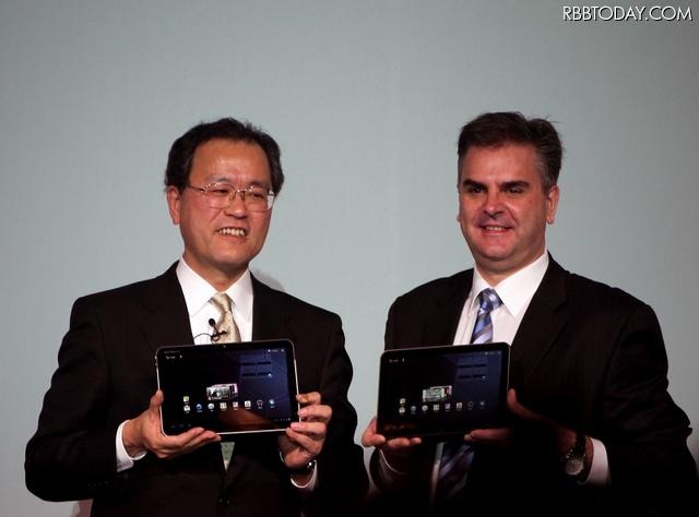 田中社長(左)とMotorola Mobility 副社長 スピロス・ニコラコポウロス氏 田中社長(左)とMotorola Mobility 副社長 スピロス・ニコラコポウロス氏