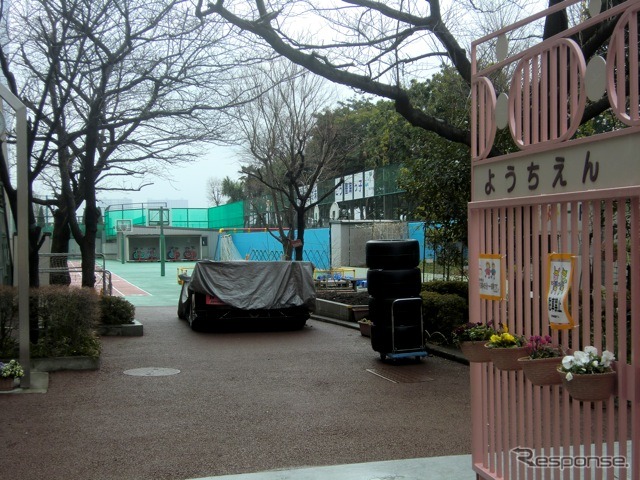 出番を待つARTA HSVとタイヤ