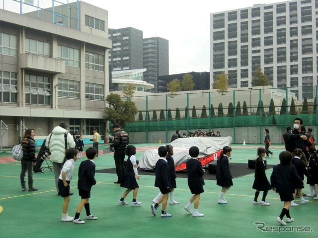 「これ、ナニ?」と興味津々の児童たち