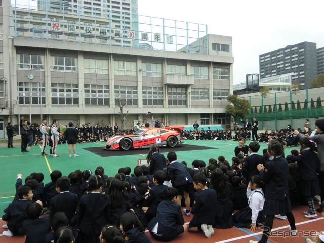 都心の小学校らしく(?)校庭は全天候型