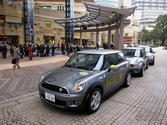 六本木ヒルズアリーナに並んだMINI E