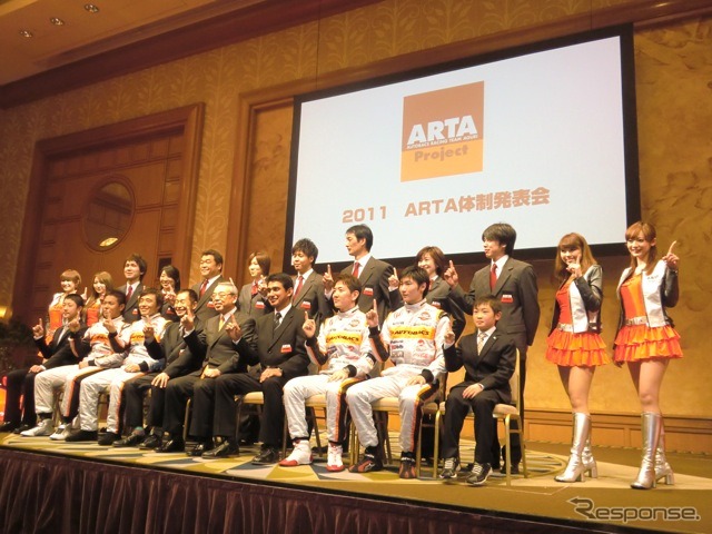 「1番」を合い言葉に、ARTAプロジェクト全員で記念撮影。前列中央、鈴木亜久里と土屋圭市の間が、プロジェクト最大の支援者にして理解者、オートバックスセブンの湧田節夫社長